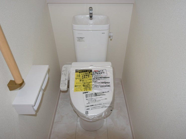 1F トイレ
清潔感のあるトイレですので使うたびに気持ちがリフレッシュできます。小窓から自然の光や風が入るので、明るく爽やかな空間です。