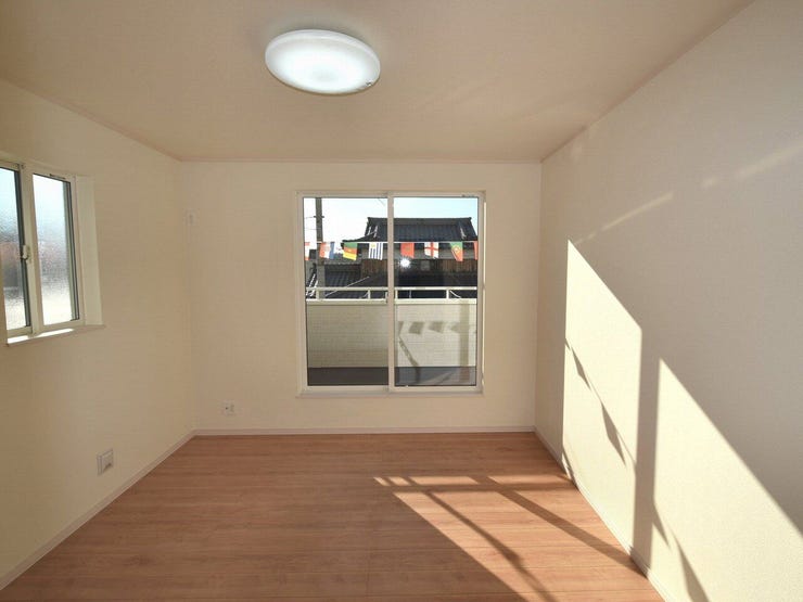 2F 洋室7.25帖
落ち着いた色合いの主寝室は、一日の疲れを癒す安らぎの空間。窓から光が差し込み、朝も心地よく目覚められます。