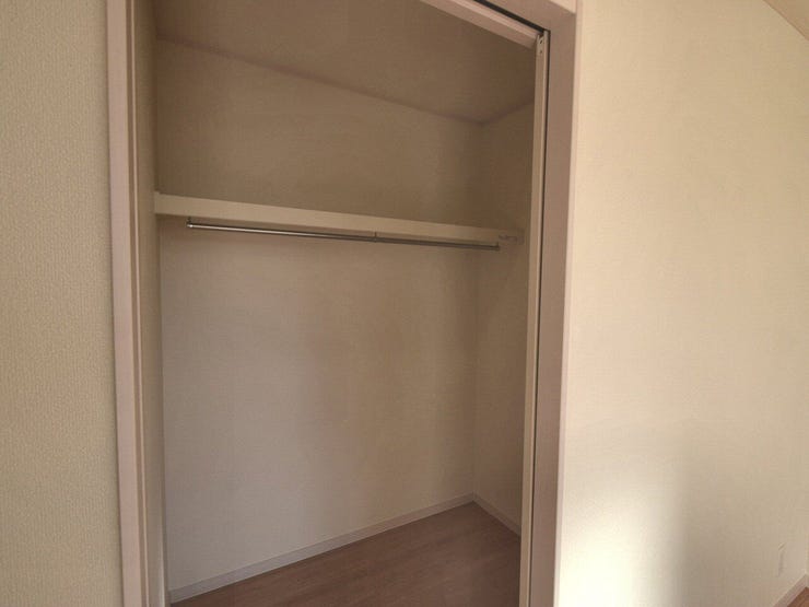 2F 洋室7.25帖のウォークインクローゼット
広々としたウォークインクローゼット。家族全員の衣類をまとめて収納可能。整理整頓しやすく、洋服選びもスムーズです。