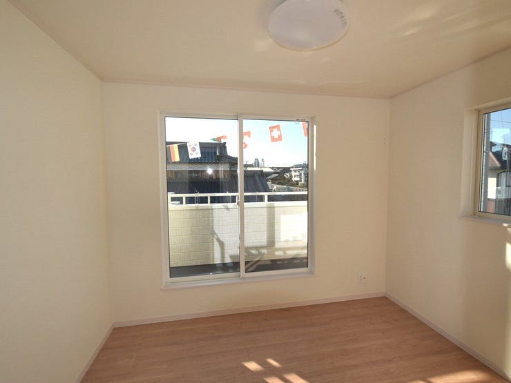 2F 洋室5.25帖
子ども部屋としても快適。窓からの自然光で明るく、家族みんなの生活に優しい空間です。