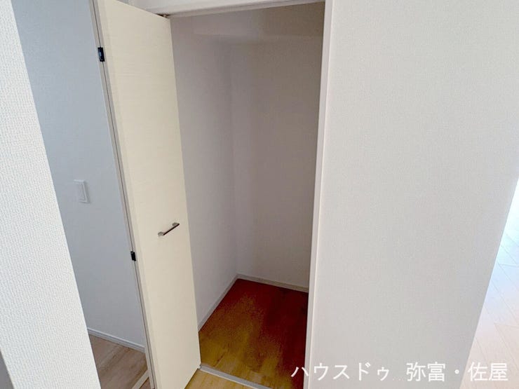 あると便利なリビング収納☆非常用品や掃除道具など収納できます(^^)