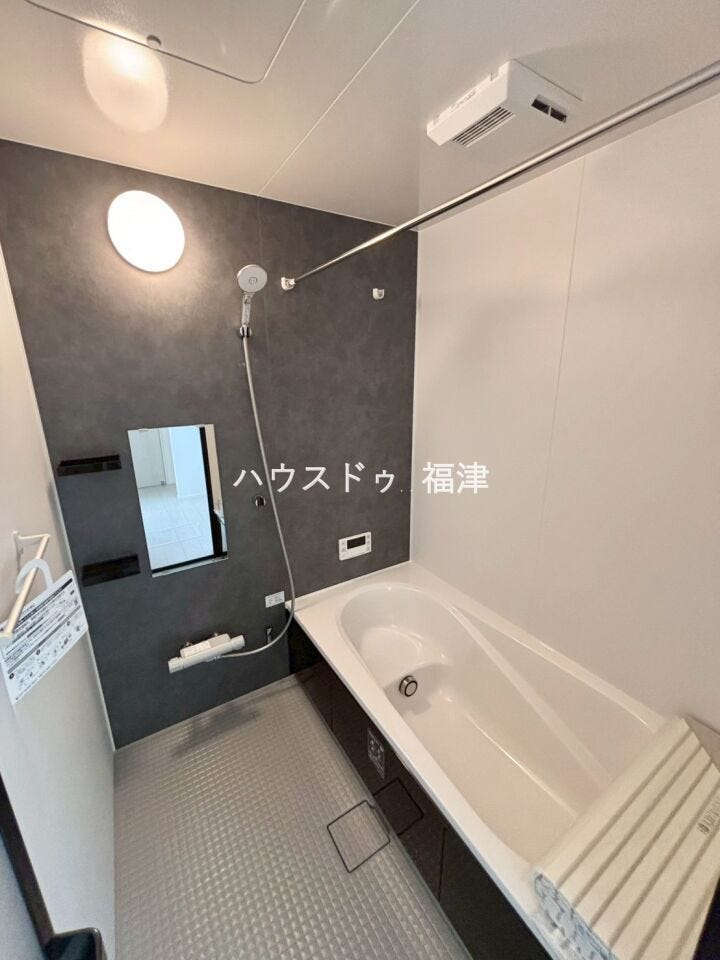 ゆとりある空間が1日の疲れを取ってくれるバスルーム。
空間も浴槽もゆったりのびのび使えます。
広く感じるゆとり設計で上質な癒し空間をお届け。
《福津市津屋崎8丁目 新築戸建て》