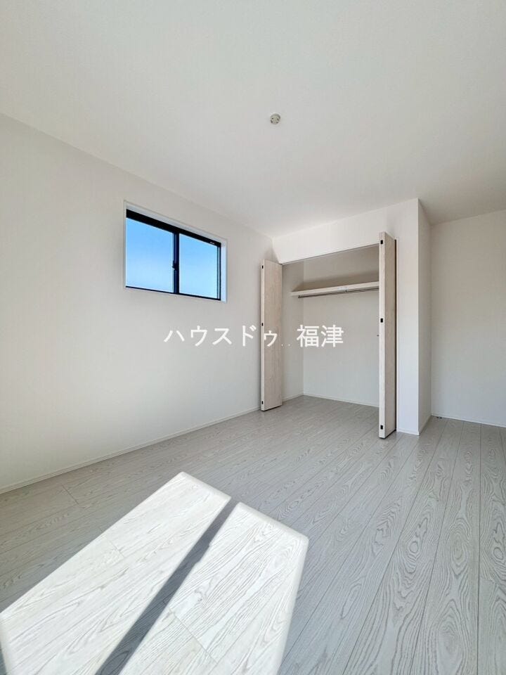 約6.5帖の洋室です♪
クローゼットは約70kgまで収納可能です。
《福津市津屋崎8丁目 新築戸建て》