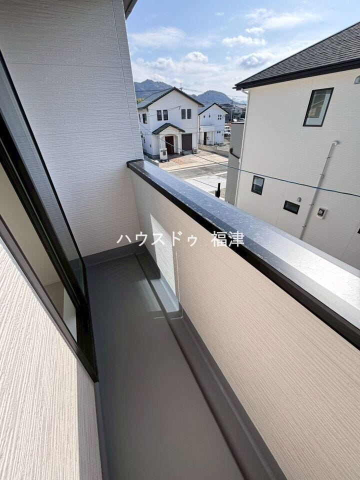 約6.5帖の洋室からアクセスできるバルコニーです♪
屋根付きなので、ちょっとの雨なら洗濯も安心です^^
《福津市津屋崎8丁目 新築戸建て》