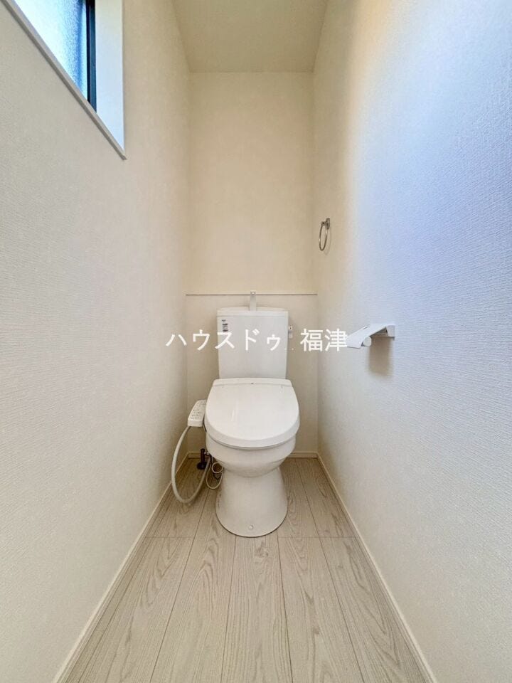 キズが付きにくく、汚れの付着を軽減、菌の繁殖を抑える
ハイパーキラミック仕様♪
暖房便座で、冬場も暖かいです♪
《福津市津屋崎8丁目 新築戸建て》