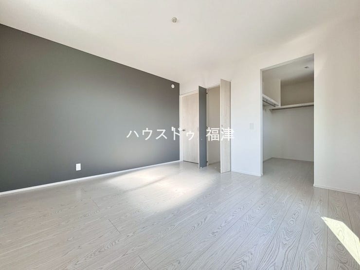 約8.0帖の洋室です♪
壁の一部だけアクセントクロスを採用し、
部屋全体の雰囲気を変えてくれます♪
《福津市津屋崎8丁目 新築戸建て》