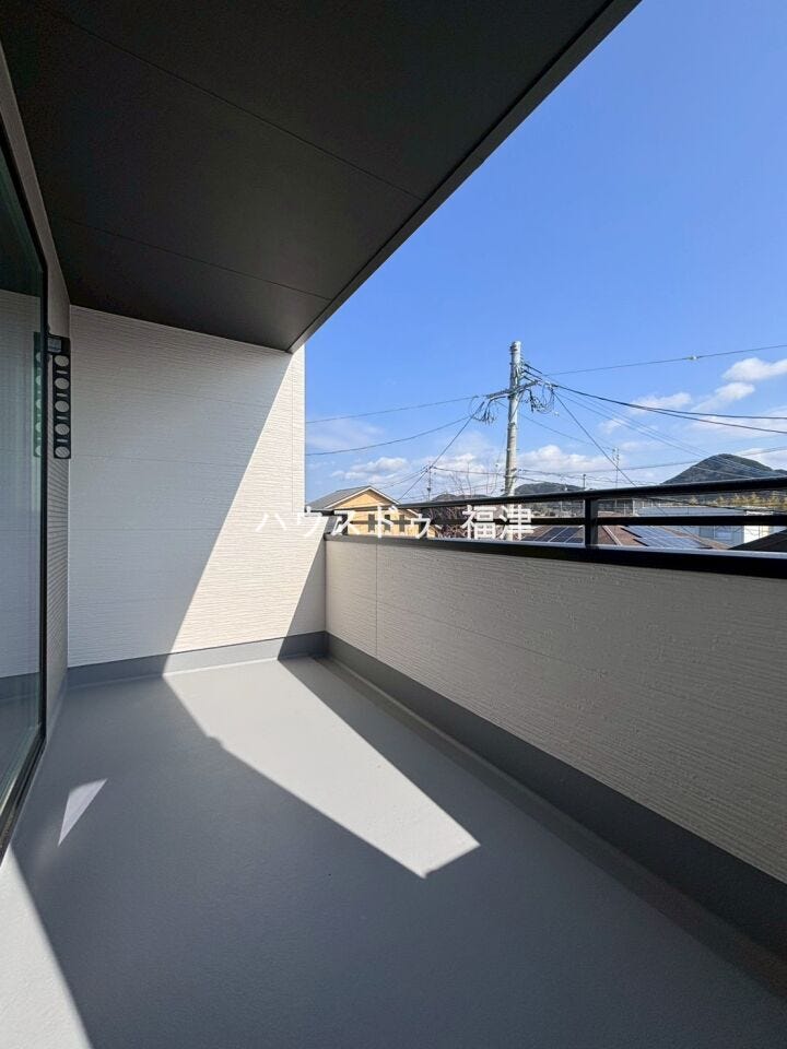 洗濯物を干す以外にも、テーブルとチェアを置いてお酒を楽しんだり、読書を楽しんだりするスペースとして使うのもオススメです。
《福津市津屋崎8丁目 新築戸建て》