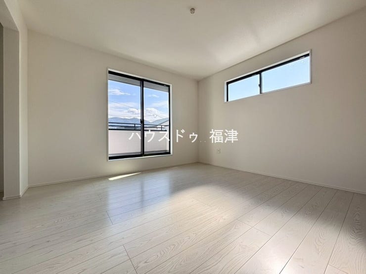 どの色ともマッチする真っ白なデザインの内観。
白の空間をあなたらしく彩りませんか♪
《福津市津屋崎8丁目 新築戸建て》