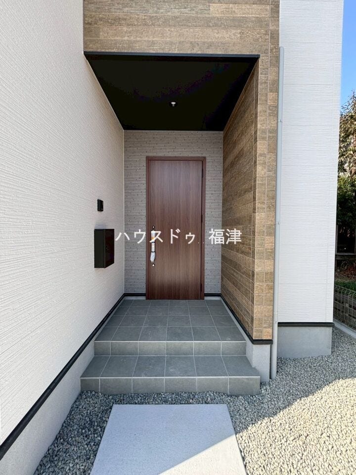 壁のある玄関ポーチです。雨風や日差しを遮り、
ベビーカーや自転車置き場、植物を飾る場所として使えます♪
《福津市津屋崎8丁目 新築戸建て》