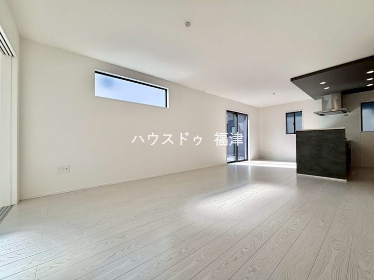広々としたリビングは、ホワイトと木目調の内装。
落ち着いた雰囲気に包まれて、
ゆったりと家族団らんのひとときを過ごせます♪
《福津市津屋崎8丁目 新築戸建て》
