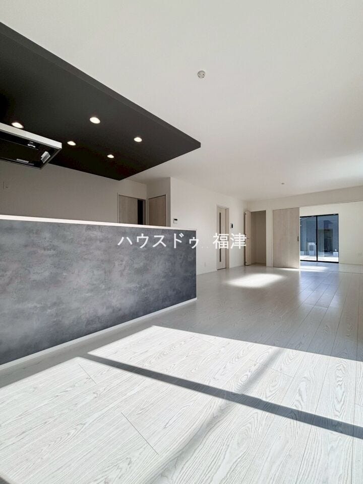 家族が自然と集まりやすいLDK空間。家具配置がしやすい間取りで、ダイニング・リビングそれぞれの使い分けもしやすく、日常の過ごし方がイメージしやすい空間です。
《福津市津屋崎8丁目 新築戸建て》