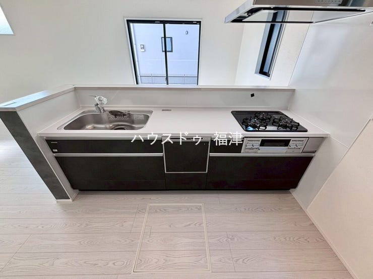 誰もが使いやすいデザインのキッチン♪
お料理をしている最中でも
リビングにいるご家族との会話を楽しめます。
《福津市津屋崎8丁目 新築戸建て》