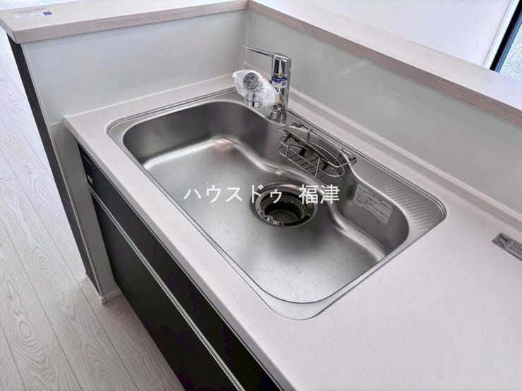大きめのシンクで洗い物のストレス削減!
蛇口の先端に浄水器を内蔵しているため場所をとりません。
《福津市津屋崎8丁目 新築戸建て》