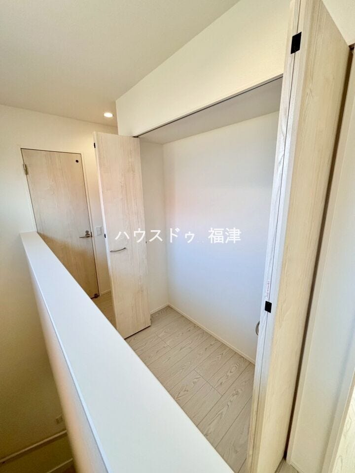 2階の廊下収納です♪
ご家族で共有して使うものを収納しておくと便利です!
《福津市津屋崎8丁目 新築戸建て》