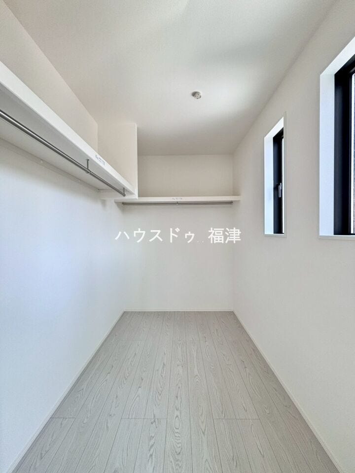 ウォークインクローゼットを完備。
お子様のアルバムや、趣味の道具・季節物の家電製品など、
お荷物が多い方でも安心のスペースです♪
《福津市津屋崎8丁目 新築戸建て》