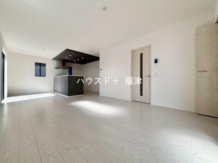 大きな窓からは気持ちのよい光が差し込みます。
明るいリビングだとご家族との会話も弾みますね!
《福津市津屋崎8丁目 新築戸建て》