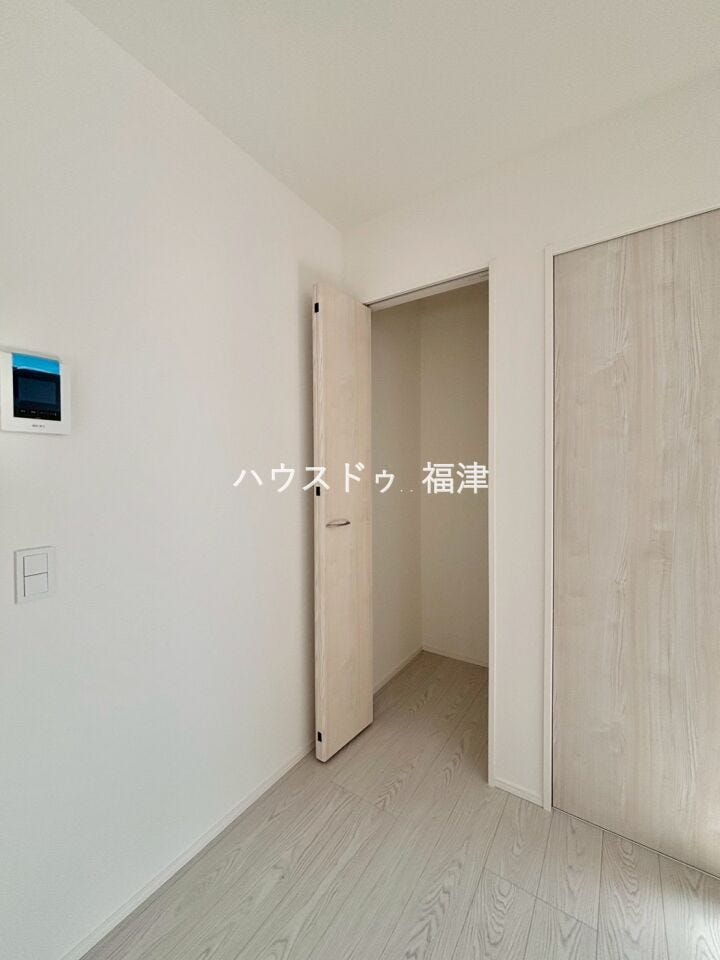 便利なリビング収納!
掃除機など入れておくとリビングがすっきり片付きます^^
《福津市津屋崎8丁目 新築戸建て》