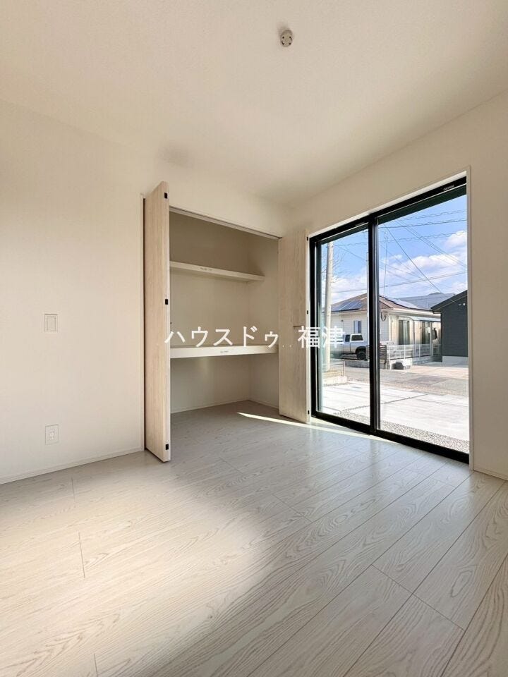 リビングから続く洋室はゴロンと横になれて便利です。
客間として、洗濯物を畳むスペースとしても使用できます^^
《福津市津屋崎8丁目 新築戸建て》