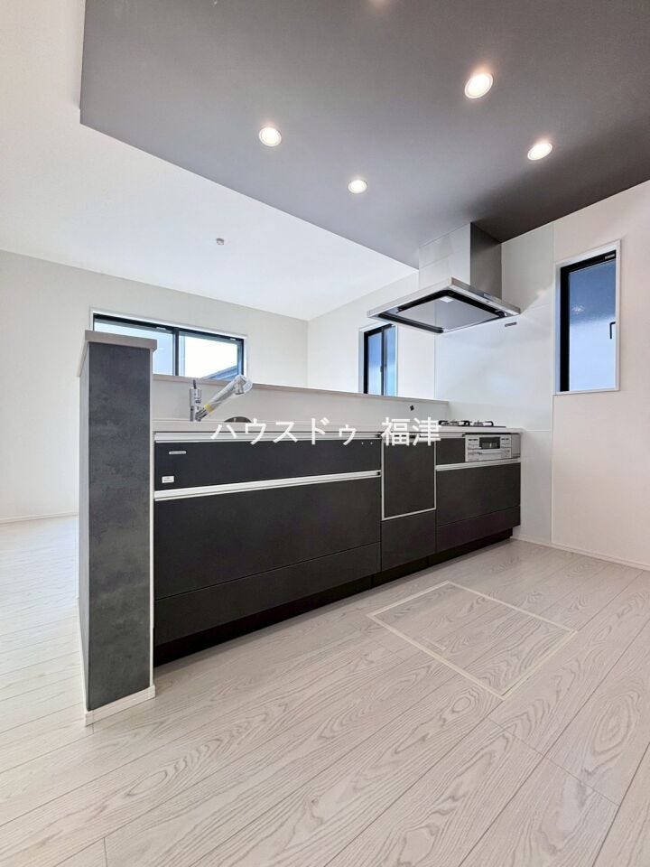 調理がはかどるワイドカウンタータイブ。
天板は傷がつきにくく、美しい人造大理石仕上です。
《福津市津屋崎8丁目 新築戸建て》