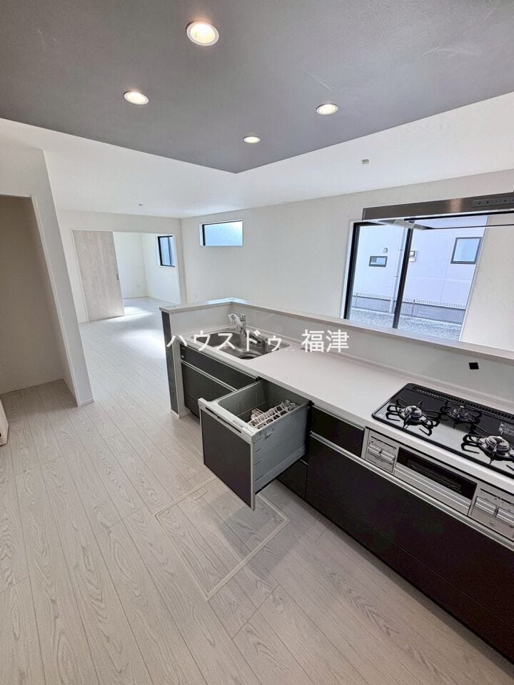 無理のない姿勢でラクラク収納&取り出し。
使いやすさを優先したスライドタイプです♪
《福津市津屋崎8丁目 新築戸建て》