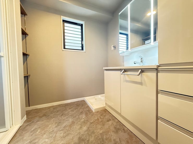 三面鏡付きの洗面台♪鏡の裏には収納スペースがあるので、歯ブラシや化粧水などの小物をしまい生活感を隠すことができます♪