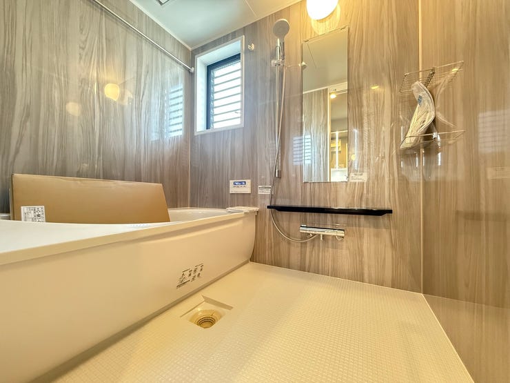 浴室乾燥付きで雨の日や冬のお洗濯物も安心です!
また追い焚き機能も付いているので浴室に行く手間が省けてお好きなタイミングで入浴できます♪