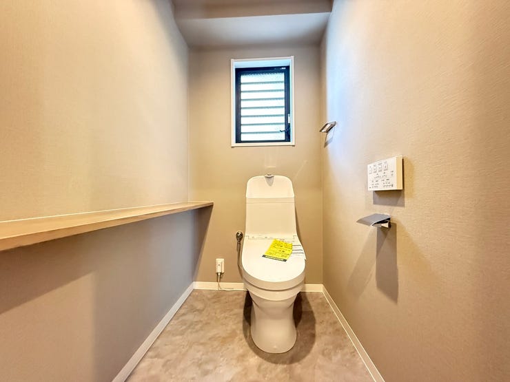 温水洗浄便座付きで年中快適にご使用いただけます♪窓から光も入り、換気も簡単に行えます♪