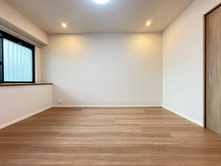 各居室の収納スペースに使わない荷物をしっかりと仕舞えるのでベッドを置いても狭くありません♪