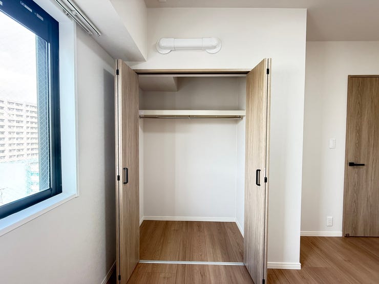 ハンガーパイプ付クローゼットは、足元にはボックスやバッグを収納するスペースもあり、空間を無駄なく使えます。