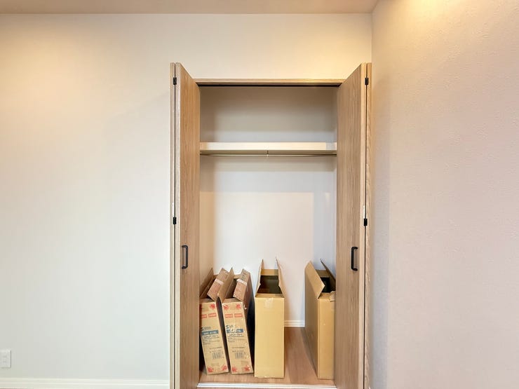 ハンガーパイプ付きで、コートやワンピースもシワにならずキレイに収納!