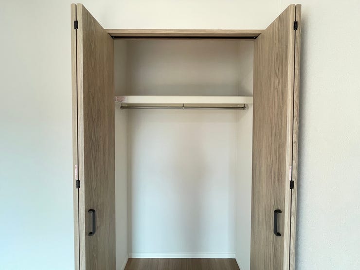 棚にはバッグや帽子、ボックス収納もスッキリ収まります。