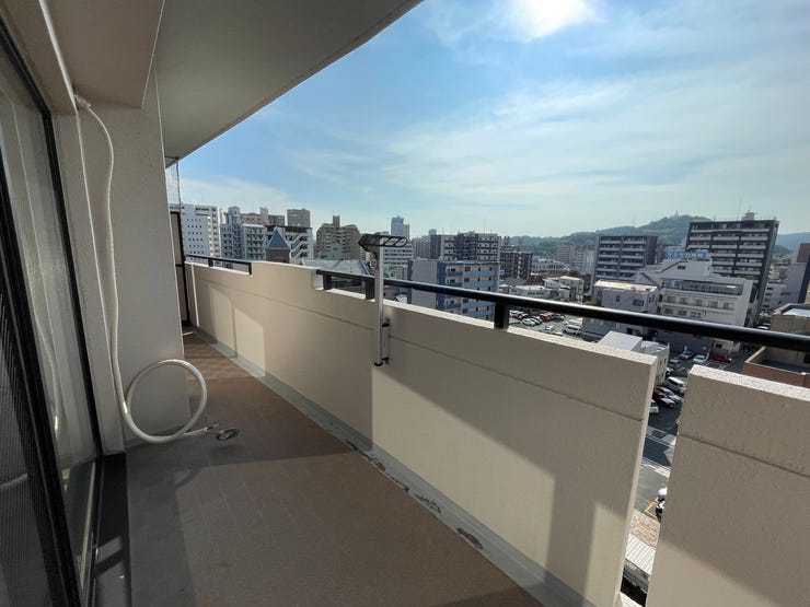 日当たりの良いバルコニーは風通しも良く、お洗濯も良く乾きそうです♪