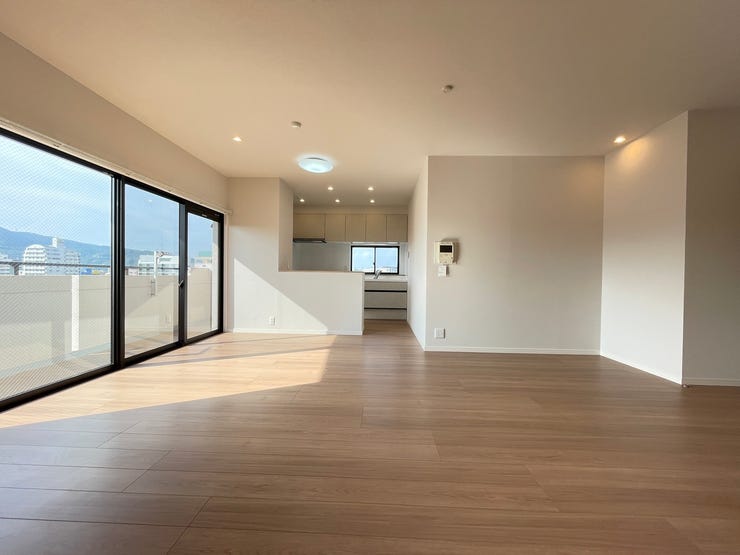 採光で明るくホッとできる空間のリビングルームは家族団らんにピッタリです!陽当り・通風も良好です♪