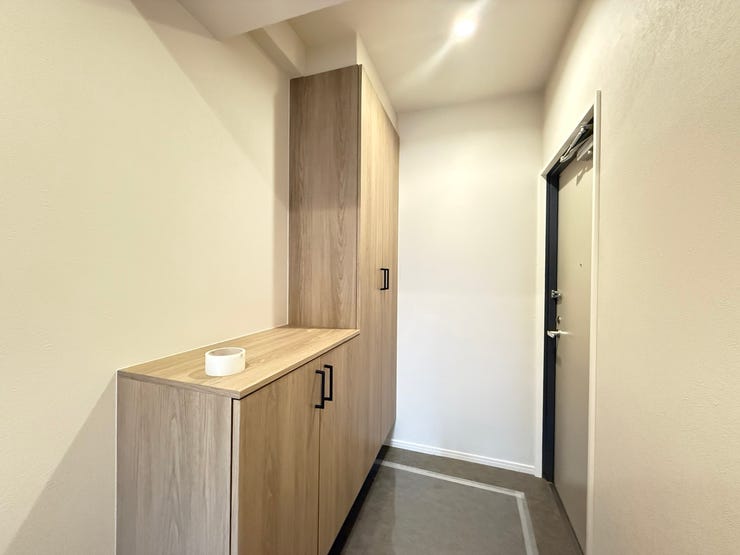 「見せない収納」で生活感を抑えながら、使い勝手の良さも兼ね備えた、毎日の出入りが楽しくなる玄関です。