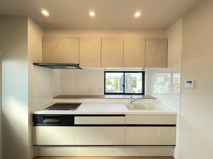 収納豊富で、調理道具や食器類もスッキリ整理可能。