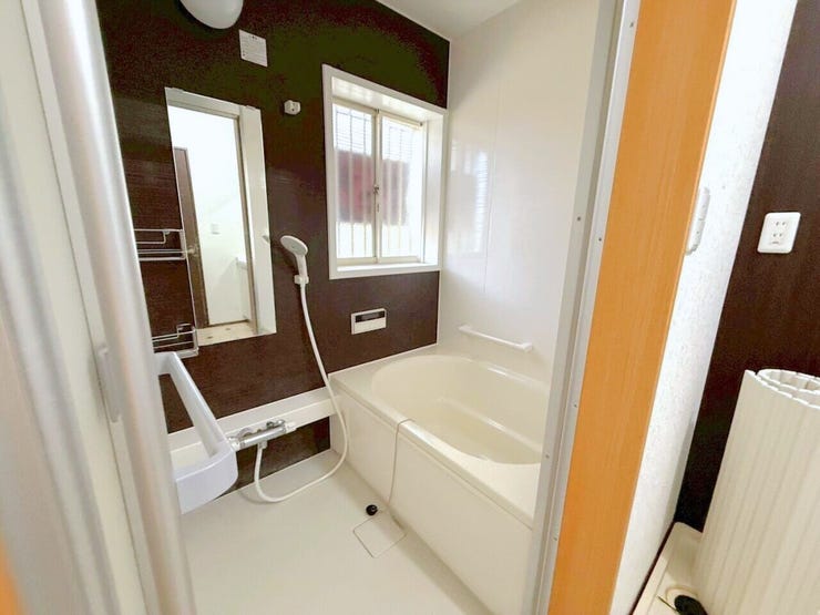 落ち着きのある空間に広々足が伸ばせる浴槽で、心も体もリラックスできそうです。お子様と入るのにも十分な広さが嬉しいですね。