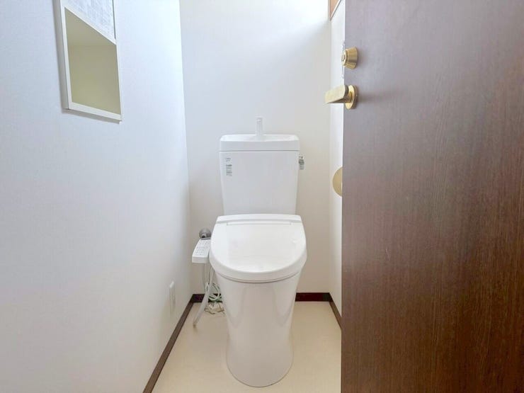 明るくて清潔感のあるトイレスペース♪洗浄便座付トイレ!広々した空間で気持ちよく過ごせます。