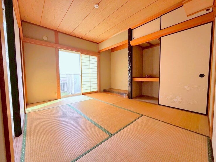 客間やくつろぎスペース、お子様の遊び場としても様々なシーンで重宝しそうな和室。