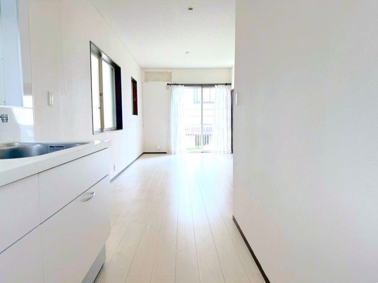 大きな窓のあるリビングは、陽光あふれる明るい空間です。居心地良く、ご家族皆がゆったり寛げる憩いの空間となりそうです。