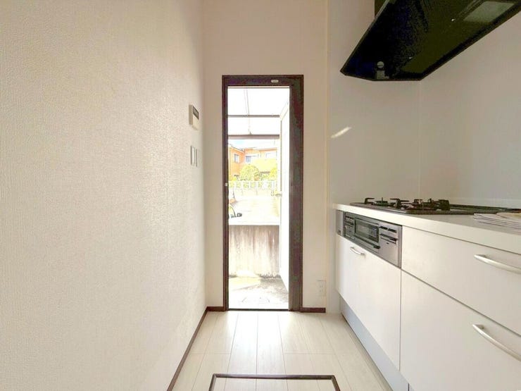 採光と通風の確保や、生ゴミなどをすぐに外に出すことができる便利な勝手口。