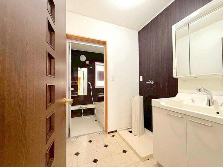 明るく清潔感溢れる洗面スペース。毎日使う場所だからこそ、快適な空間となっております。