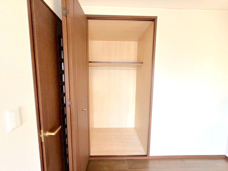 衣類だけでなく、ファッションアイテムやスーツケースなど大きいものも置くことができます。