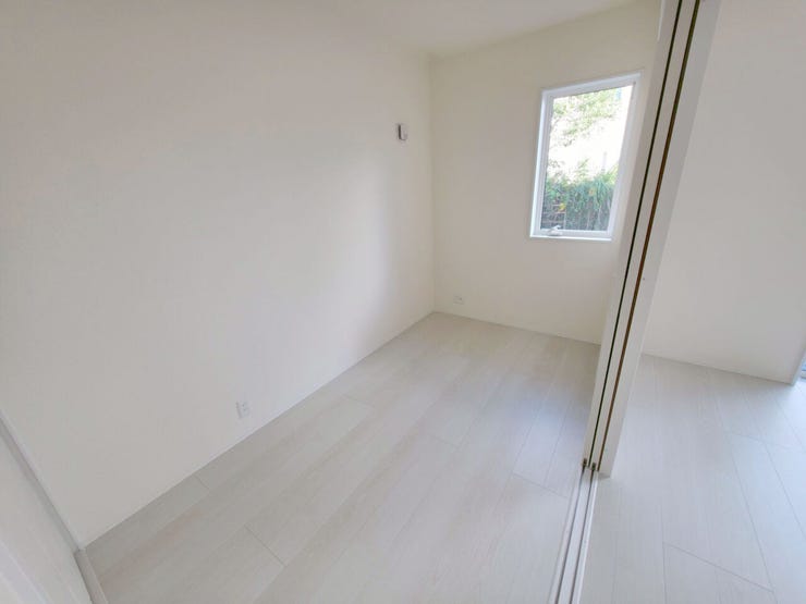 1階洋室は客間としてもお使いいただけますし、扉を開放しておけばリビングダイニングがより広くお使いいただけます♪