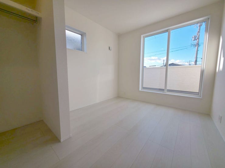 バルコニー付の北側洋室!