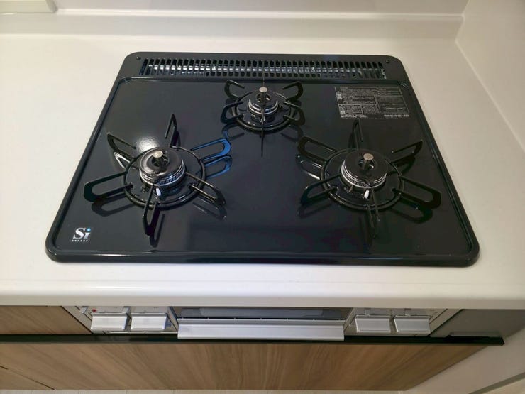 作った料理を置いておく場合等3口目があると重宝します☆コンロの位置によって火力が異なり、グリル部分も含めると最大4箇所での同時調理が可能です!一度にたくさんの料理を作るご家庭におすすめです(^^)