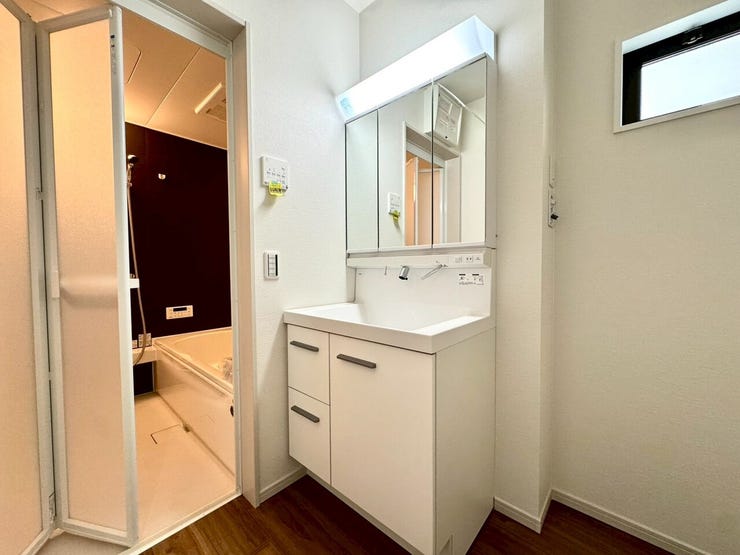 【Washroom】壁付け水栓でカウンターまわりが広々。洗面スペースがより快適になります。