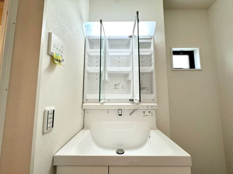 【Washroom】すっきりとしたデザインで、毎日の生活が快適に。収納も豊富な洗面所です。