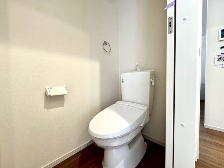 【Toilet】横向き設置で空間を有効活用。動線がスムーズで、開閉や出入りも快適なトイレです。