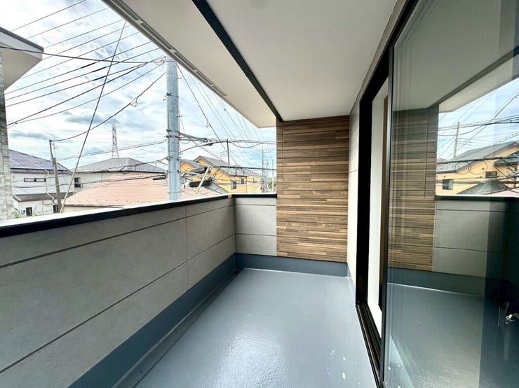 【Balcony】日当たりの良いバルコニーはお洗濯物がしっかり乾きやすく、毎日の家事にも重宝します。