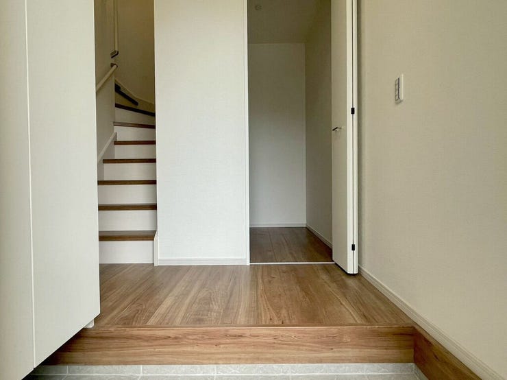 【Entrance】シューズボックス完備の玄関で、靴や小物もスッキリ収納できます。